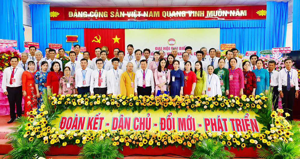 Thành viên Ủy ban MTTQ Việt Nam xã Càng Long, nhiệm kỳ 2025 - 2030 ra mắt đại hội.