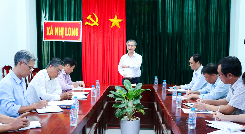 Phó Chủ tịch UBND tỉnh- Châu Văn Hòa phát biểu tại buổi làm việc với lãnh đạo xã Nhị Long.
