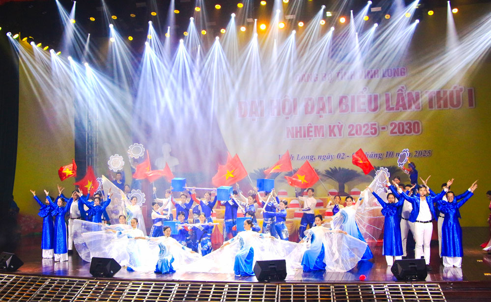 Chạy chương trình các tiết mục văn nghệ chào mừng.