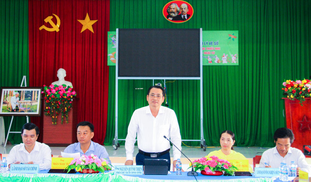 Phó Chủ tịch UBND tỉnh- Nguyễn Quỳnh Thiện cùng đoàn công tác khảo sát tình hình sạt lở.