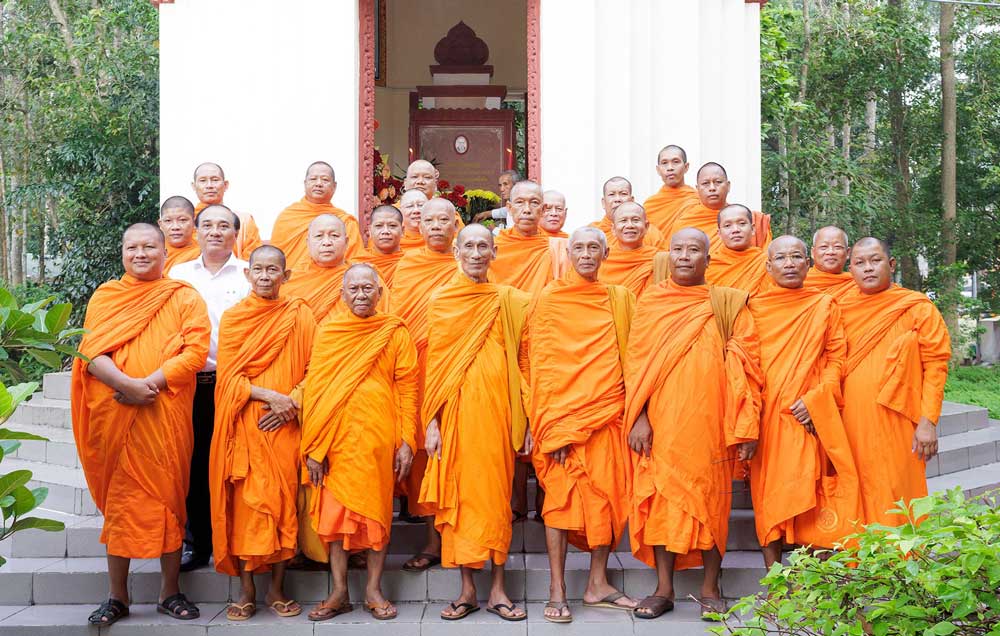 Chư tôn đức Hòa thượng, Thượng tọa, Đại đức Phật giáo Nam tông Khmer tỉnh Vĩnh Long chụp ảnh lưu niệm trước Tháp tưởng niệm cụ Ma Ha Sơn Thông.