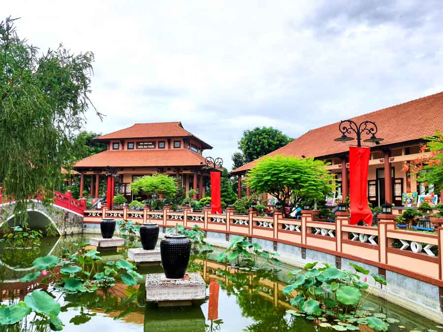 Khu Lưu niệm là địa chỉ đỏ giáo dục truyền thống cho thế hệ trẻ.