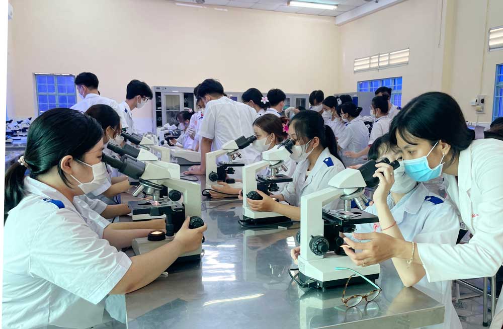 Đẩy mạnh ứng dụng khoa học- công nghệ trong đổi mới phương pháp dạy và học. Trong ảnh: Giờ thực hành của sinh viên Trường ĐH Cửu Long.