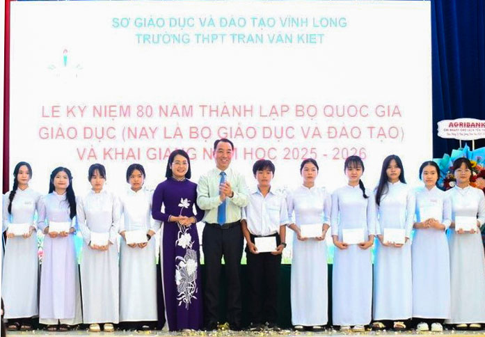 Phó Bí thư Tỉnh ủy, Chủ tịch UBND tỉnh- Lữ Quang Ngời trao học bổng cho học sinh.
