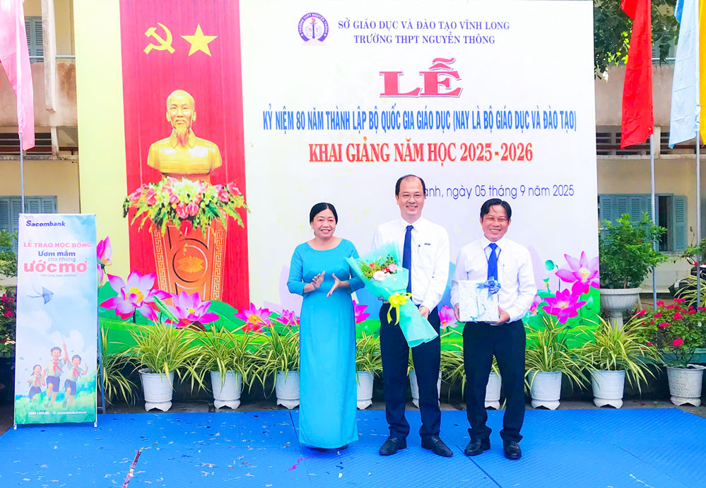 Lãnh đạo Trường THPT Nguyễn Thông tặng hoa cám ơn ông Lê Tuấn Khanh- Phó Giám đốc Sacombank Chi nhánh Vĩnh Long.
