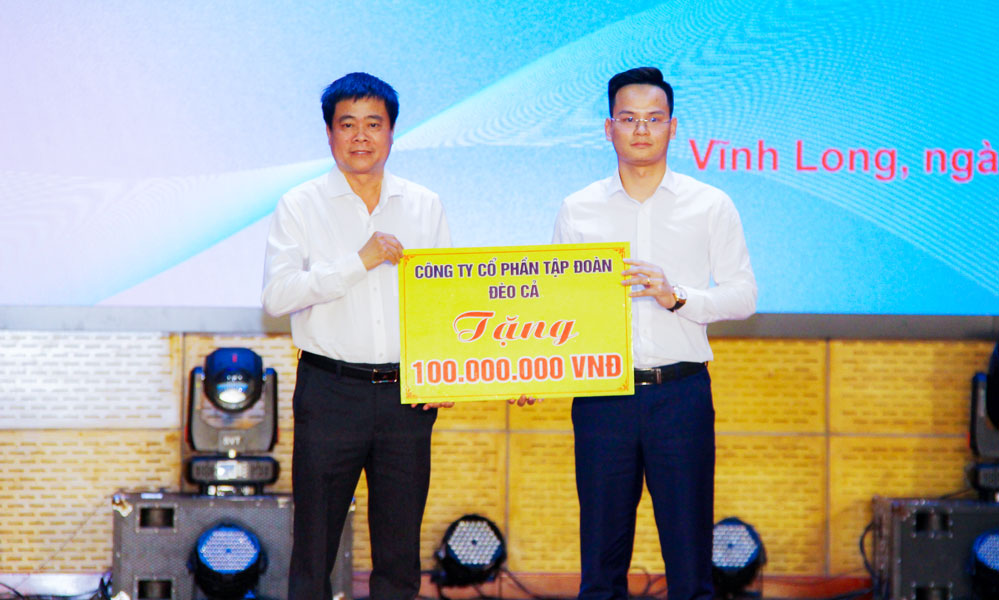 Dịp này, các công ty doanh nghiệp hỗ trợ học bổng cho sinh viên nhà trường.