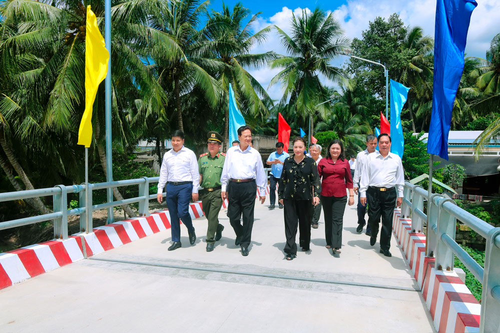Đại biểu Trung ương và địa phương tham quan cầu Đình vừa được xây dựng, đưa vào sử dụng. Ảnh: THẠCH THẢO.