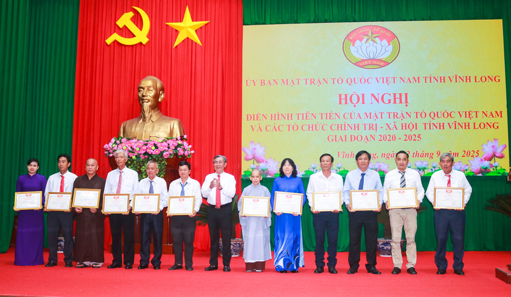 Ông Lê Thanh Bình- Ủy viên Ban Thường vụ Tỉnh ủy, Phó Chủ tịch Ủy ban MTTQ Việt Nam tỉnh tặng bằng khen cho các cá nhân.

