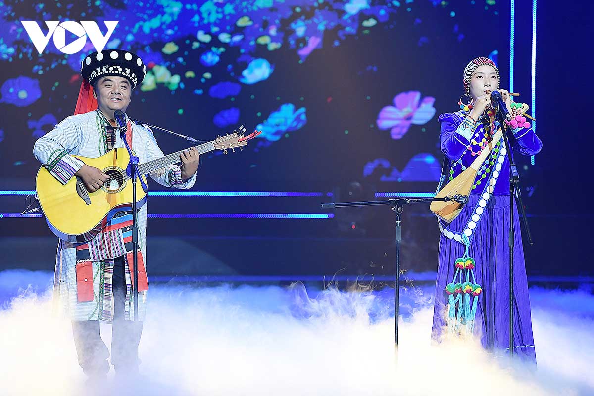 “Tình ca Nộ Giang” là tiết mục song ca gồm 2 ca khúc “Trăng nơi thung lũng” và “Đêm Lao Mộc Đăng” thể hiện khát vọng trong đêm đoàn viên.