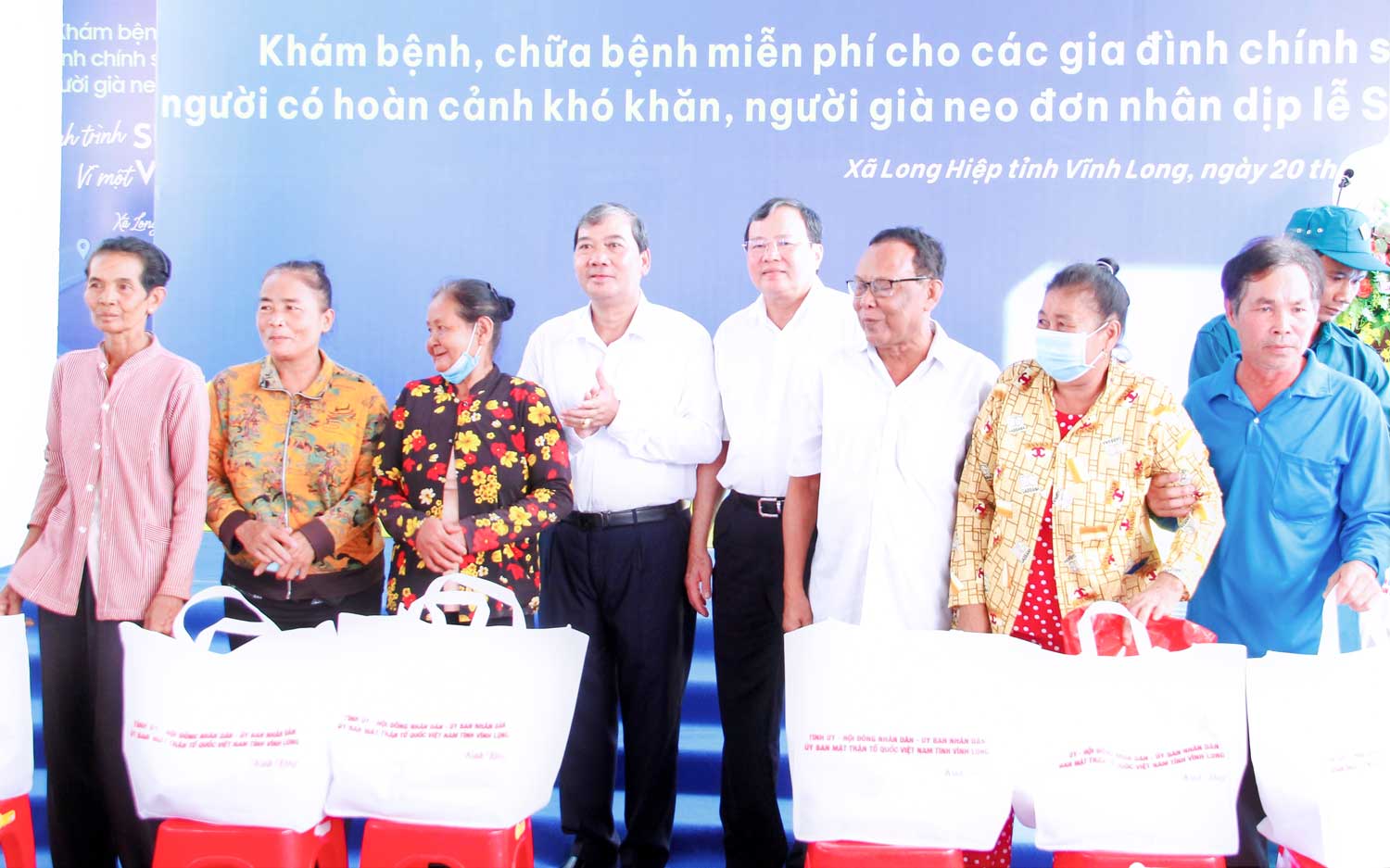 Lãnh đạo tỉnh tặng quà bà con xã Long Hiệp.