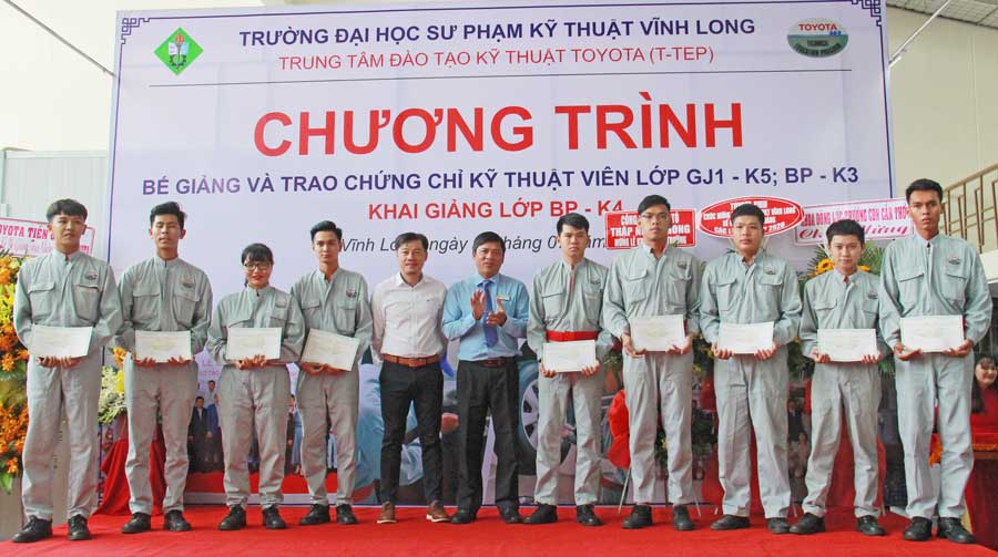 Học viên Trung tâm Đào tạo kỹ thuật Toyota (T-TEP) nhận chứng chỉ kỹ thuật viên ở Trường ĐH Sư phạm kỹ thuật Vĩnh Long.