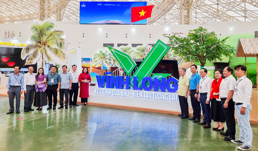  Lãnh đạo tỉnh chụp ảnh lưu niệm trước gian trưng bày tỉnh Vĩnh Long.