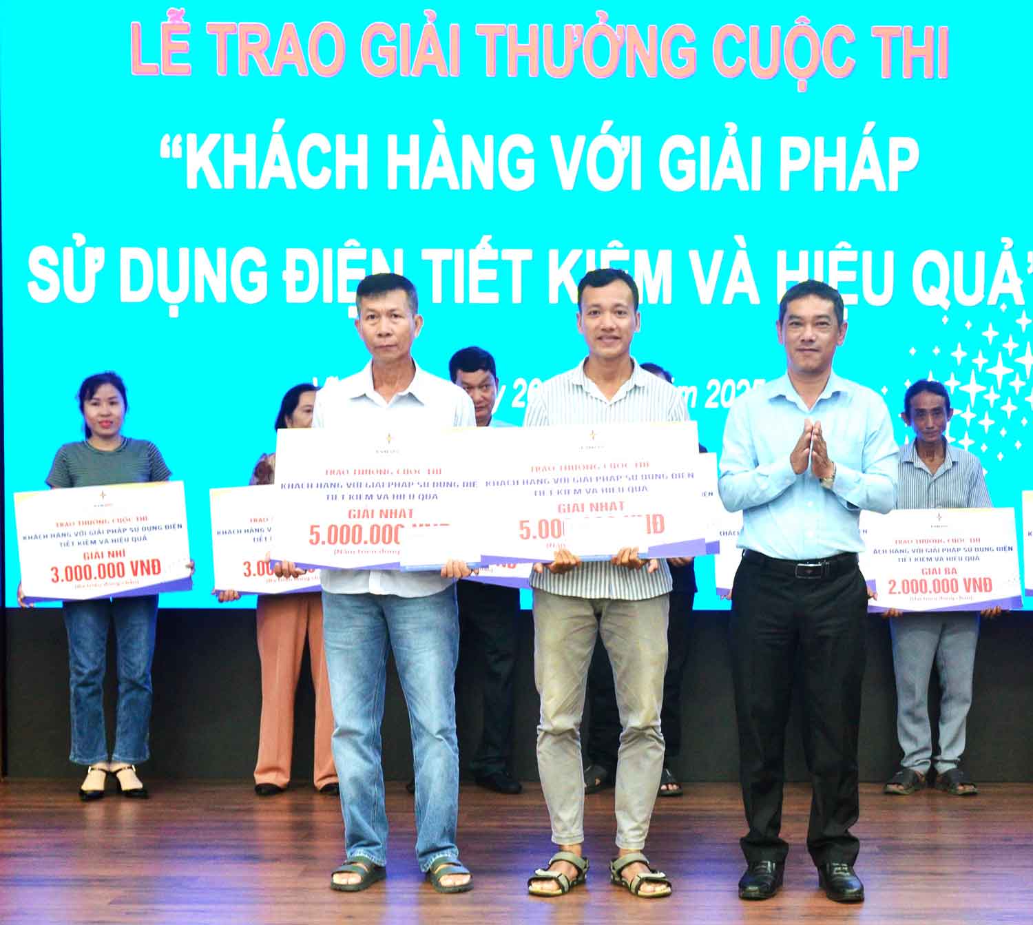 Trao thưởng cho 2 khách hàng đạt giải nhất cuộc thi.