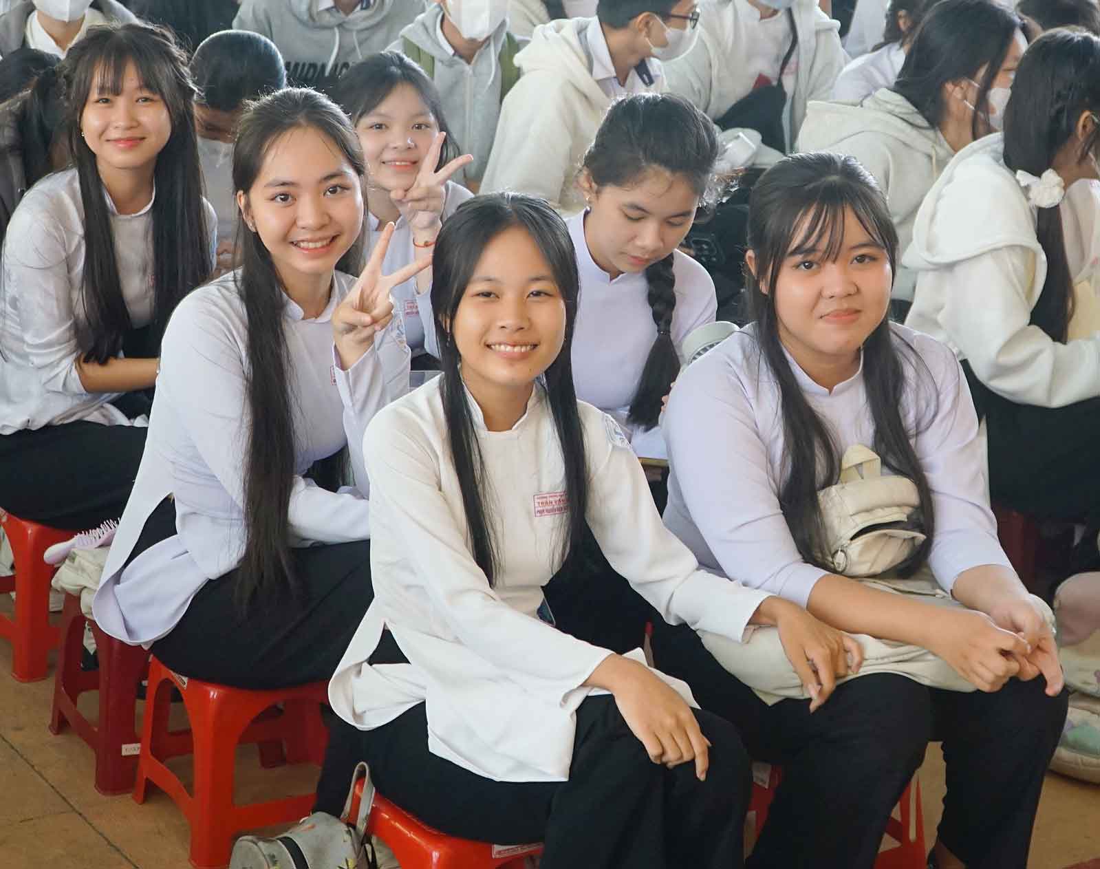 Nữ sinh Trường THPT Trần Văn Kiết rạng rỡ ngày tựu trường.
