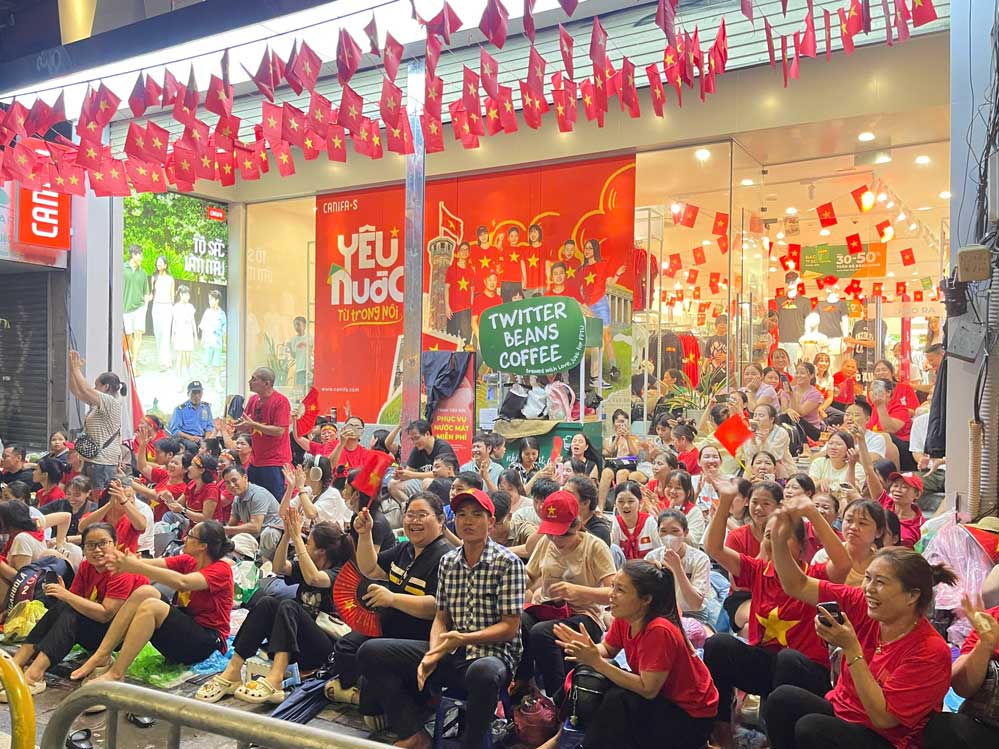 Những đoàn quân đi giữa sự reo hò, cổ vũ của Nhân dân.
