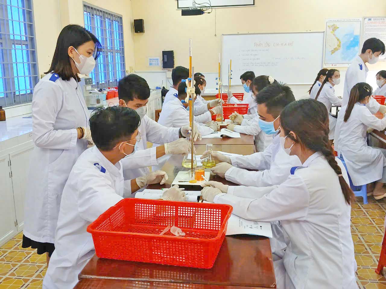 Sinh viên thực hành thí nghiệm tại phòng lab, gắn lý thuyết với thực tiễn, nâng cao kỹ năng nghề nghiệp.