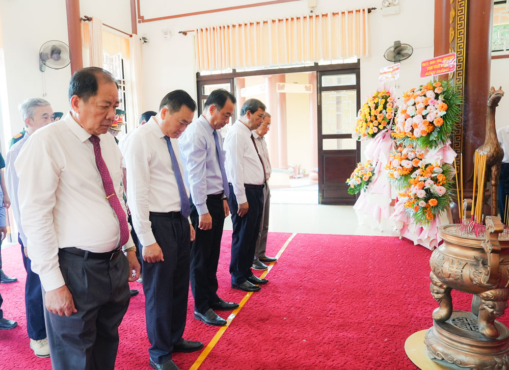 Các đại biểu thành kính tưởng nhớ vị tướng có những cống hiến đối với sự nghiệp cách mạng của Đảng.