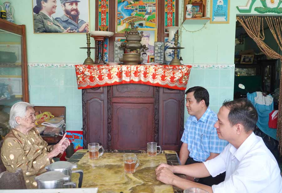 Đảng viên lão thành Nguyễn Thị Lài (90 tuổi, ngụ ấp Hòa Bình, xã Lương Hòa) phấn khởi nói về đổi thay của Làng Moncada.