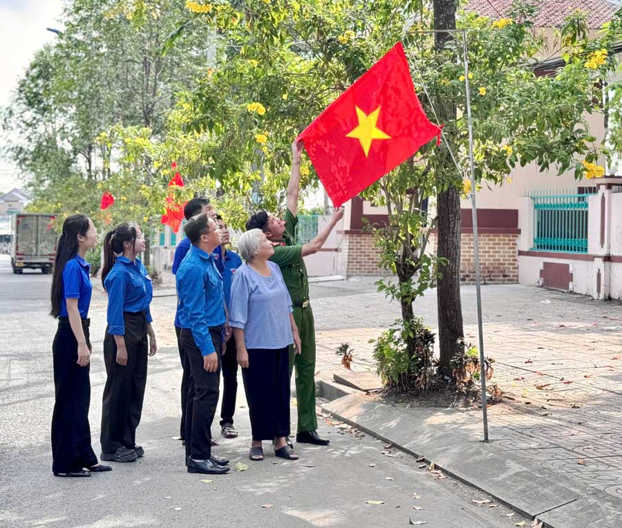 Vì nụ cười hòa bình đẹp lắm, dưới lá cờ Tổ quốc tung bay.