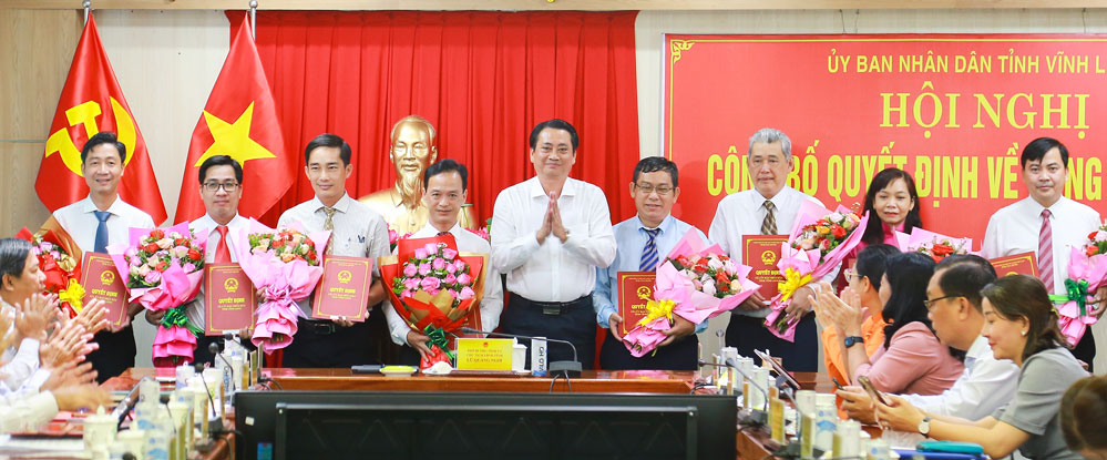 Phó Chủ tịch UBND tỉnh- Nguyễn Quỳnh Thiện trao quyết định bổ nhiệm cán bộ.