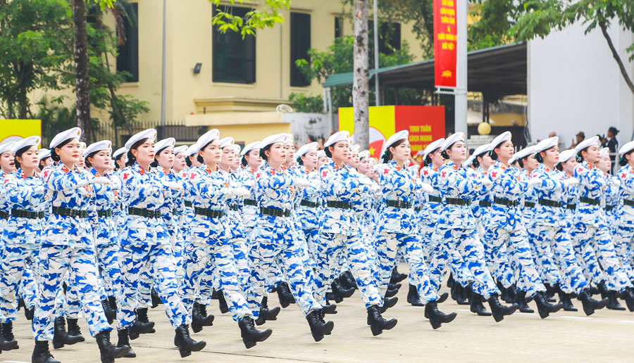 Những cô gái xinh đẹp của khối nữ sĩ quan Quân y.