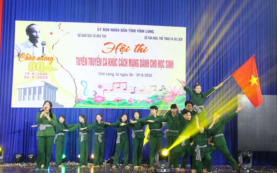 Học sinh Trường THPT Võ Văn Kiệt với tiết mục “Tàu anh qua núi” đạt giải A.