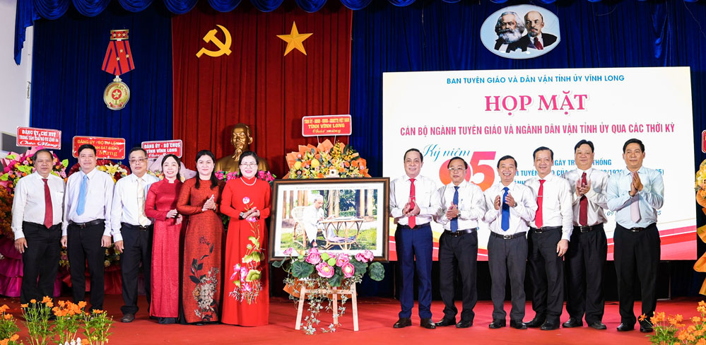 Phó Bí thư Tỉnh ủy- Lâm Minh Đằng trao bức chân dung Bác Hồ của Ban Thường vụ Tỉnh ủy tặng cho Ban Tuyên giáo và Dân vận Tỉnh ủy Vĩnh Long.