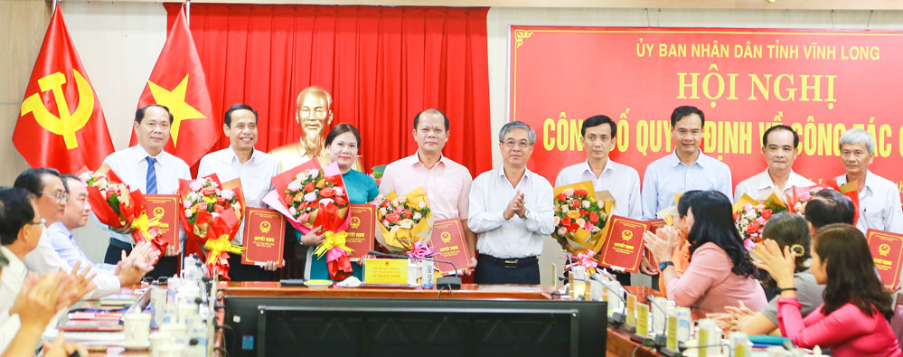 Phó Chủ tịch UBND tỉnh- Châu Văn Hòa trao quyết định cho các đồng chí nghỉ hưu trước tuổi và nghỉ thôi việc.

