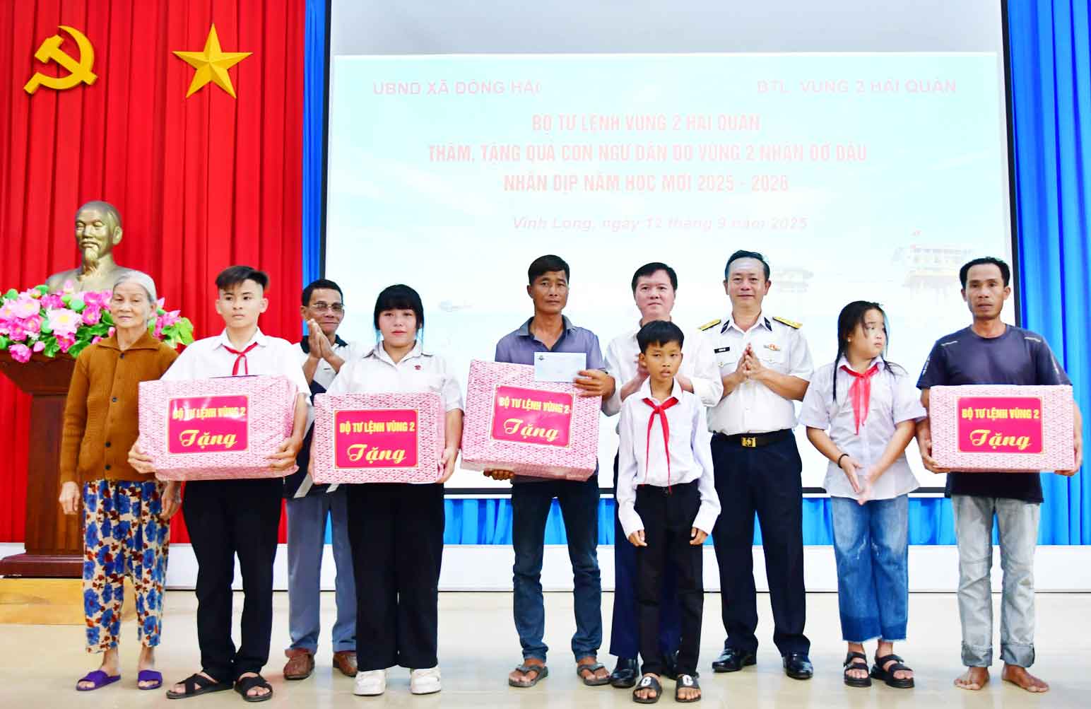 Lãnh đạo Hải quân Vùng 2 và xã Đông Hải trao quà cho học sinh. 