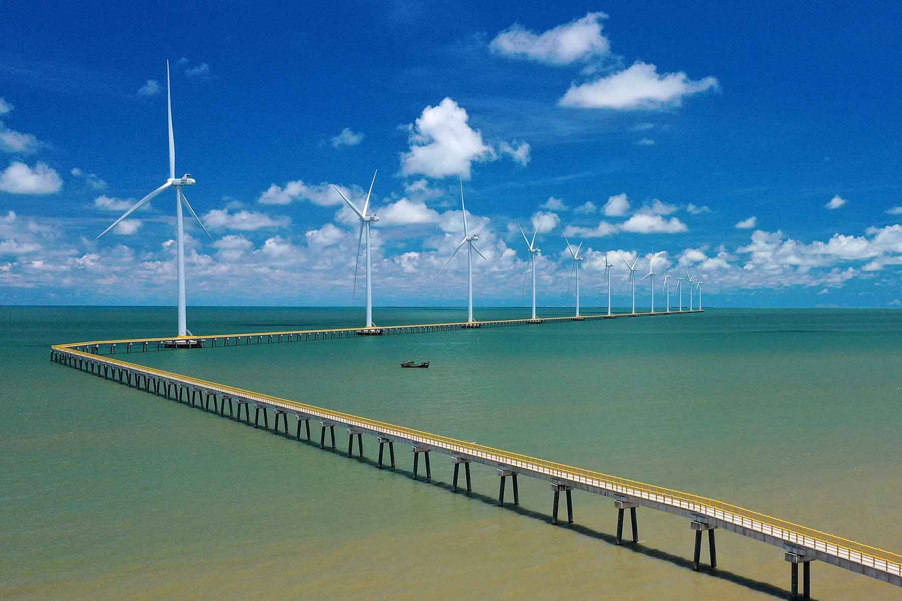 Một trong những công trình điện gió đang vận hành có hiệu quả tại phường Trường Long Hòa. Ảnh: BÁ THI