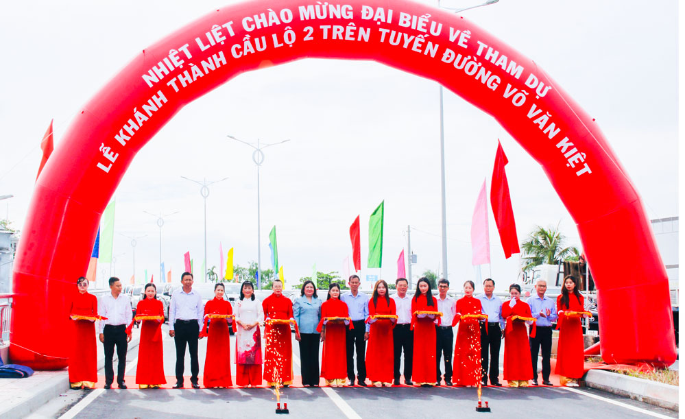 Lãnh đạo tỉnh và các đại biểu cắt băng khánh thành Cầu Lộ 2.