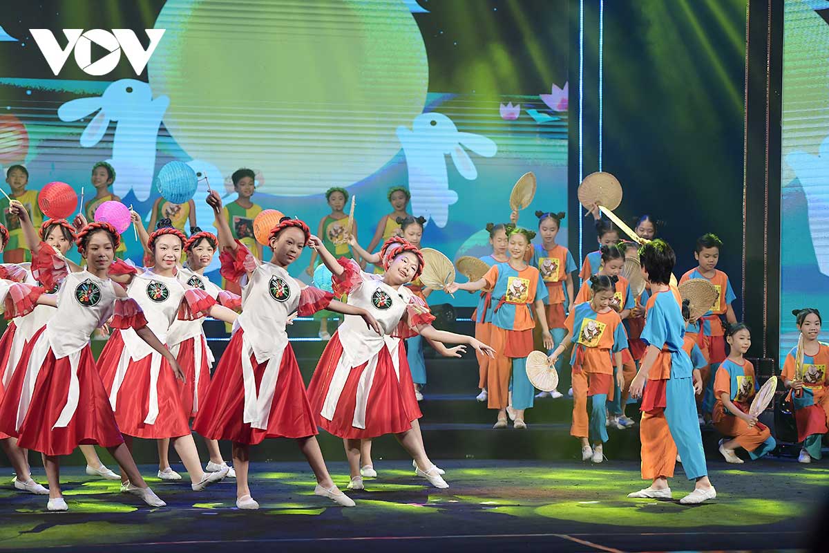 Tiết mục “Trung thu xuống phố” do các em nhỏ CLB Sao Tuổi Thơ biểu diễn mang đậm sắc màu Tết Trung thu truyền thống dành cho thiếu nhi của Việt Nam.