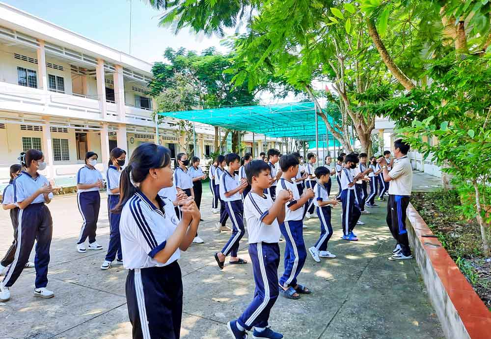 Học sinh Trường THCS Lê Hữu Thanh hào hứng trong giờ học ngoài trời.
