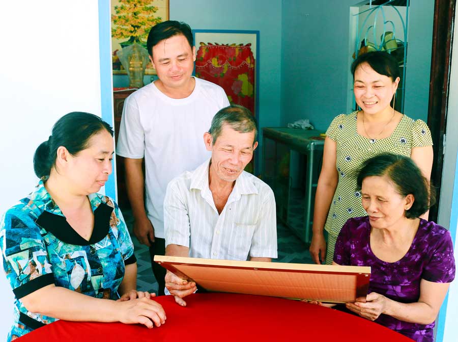Thấm đượm nghĩa tình trong những căn nhà mới, chú Dương Văn Nhu (xã Hòa Hiệp) chia sẻ cảm xúc tự hào và biết ơn. 