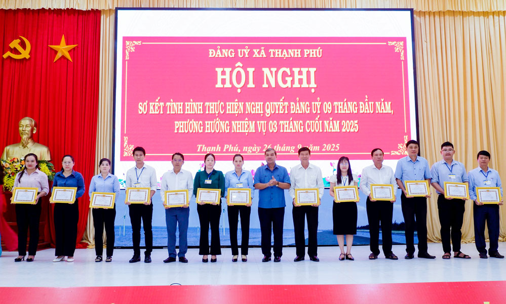 Phó Bí thư Tỉnh ủy- Kim Ngọc Thái trao thưởng cho tập thể, cá nhân có thành tích xuất sắc trong việc chuẩn bị và tổ chức Đại hội  đại biểu Đảng bộ xã nhiệm kỳ 2025 - 2030. Ảnh: MINH MỪNG
