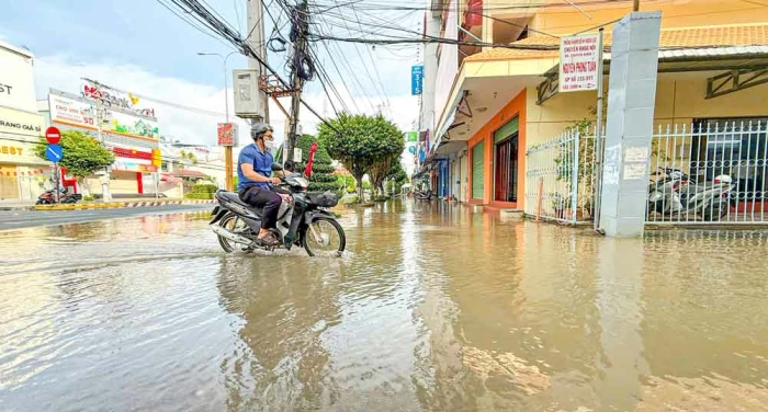 Không chủ quan mưa lũ, triều cường