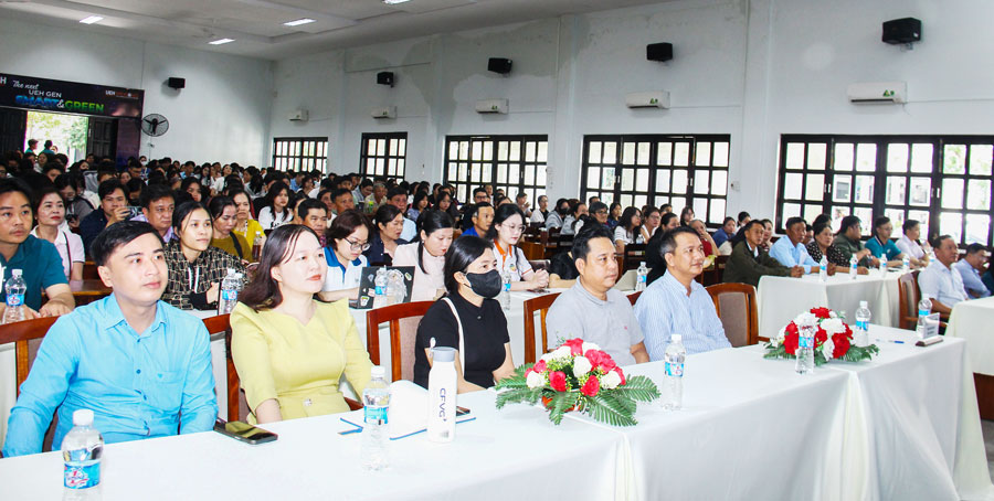 Hơn 200 phụ huynh và tân sinh viên trúng tuyển đợt 1 tham dự chương trình.