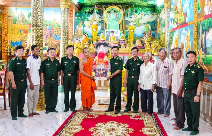 Bộ đội Biên phòng tỉnh Vĩnh Long thăm, chúc mừng Lễ Sêne Đôlta đồng bào Khmer