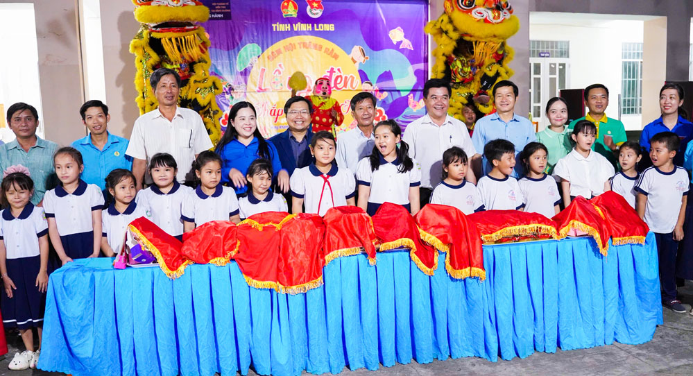 Các em học sinh vui Tết Trung thu. Ảnh: THẠCH THẢO