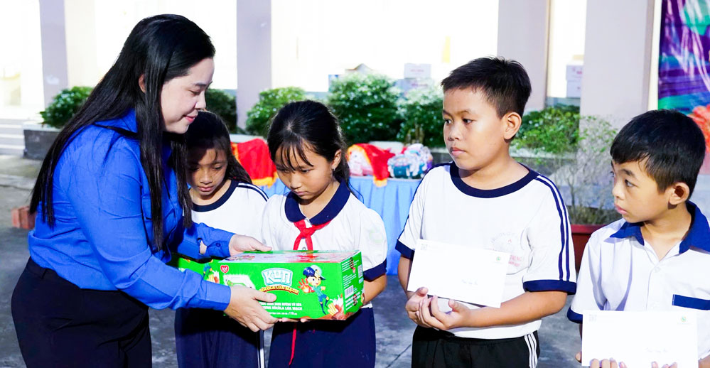 Học sinh nhận quà trung thu. Ảnh: THẠCH THẢO