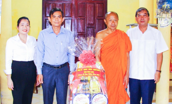 Phó Bí thư Tỉnh ủy- Kim Ngọc Thái thăm, chúc mừng lễ Sel Dolta tại chùa Cần Thay
