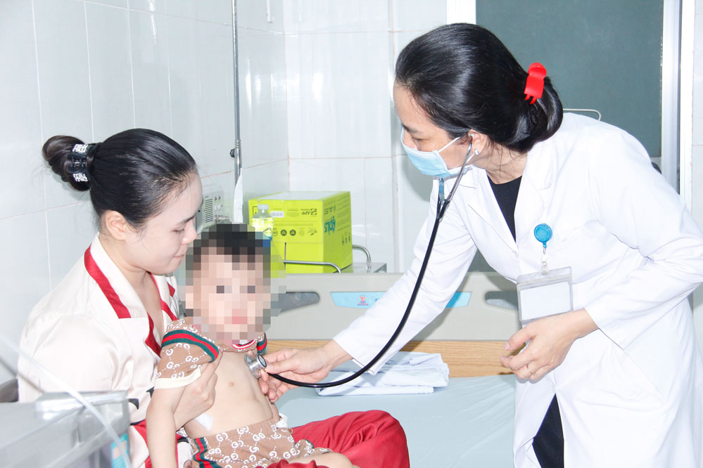 Trẻ em bị bệnh về đường hô hấp điều trị tại Khoa Nhi BVĐK Triều An- Loan Trâm.
