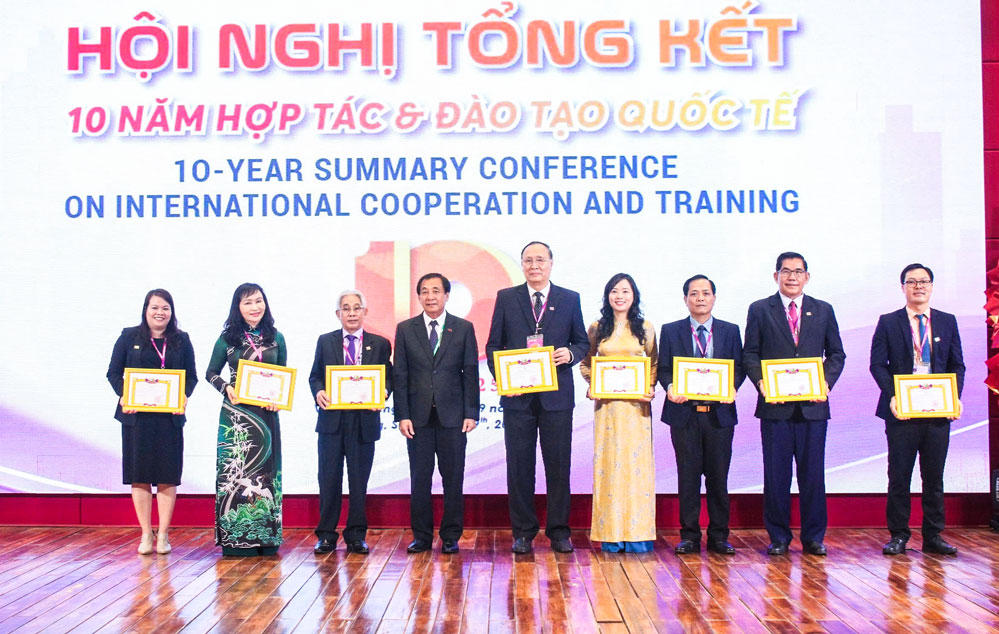  Trường ĐH Cửu Long cùng nhiều tập thể, cá nhân vinh dự nhận bằng khen của Bộ GD- ĐT, Bộ Giáo dục và Thể thao Lào, Bộ Quốc phòng Campuchia và Đại sứ quán Việt Nam tại Sri Lanka.