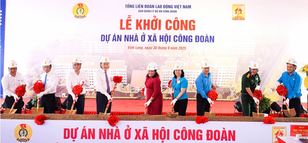 Đại biểu thực hiện nghi thức phát lệnh khởi công Dự án Nhà ở xã hội Công đoàn tại xã Giao Long.