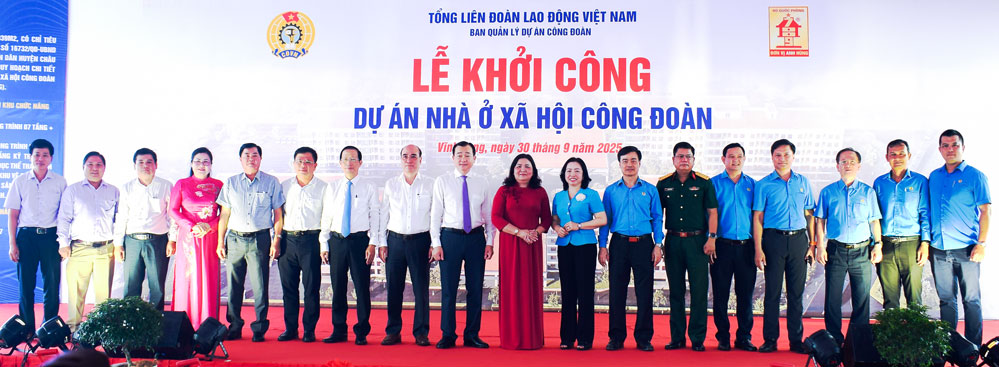 Đại biểu chụp hình lưu niệm tại lễ khởi công.