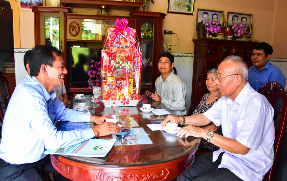 Đoàn thăm, tặng quà gia đình ông Kiên Khúte (xã Nhị Trường).


