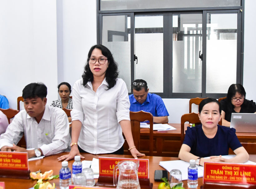  Chủ tịch UBND xã Tân An- Lê Thị Cảnh báo cáo tình hình kinh tế - xã hội của xã 9 tháng đầu năm.