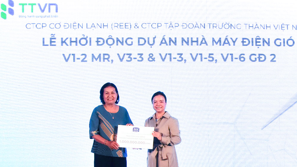 Bà Nguyễn Thị Mai Thanh- Chủ tịch Công ty Cổ phần Cơ Điện Lạnh (REE) và Tập đoàn Trường Thành Việt Nam (bên phải) trao quỹ học bổng cho Hội Khuyến học tỉnh.