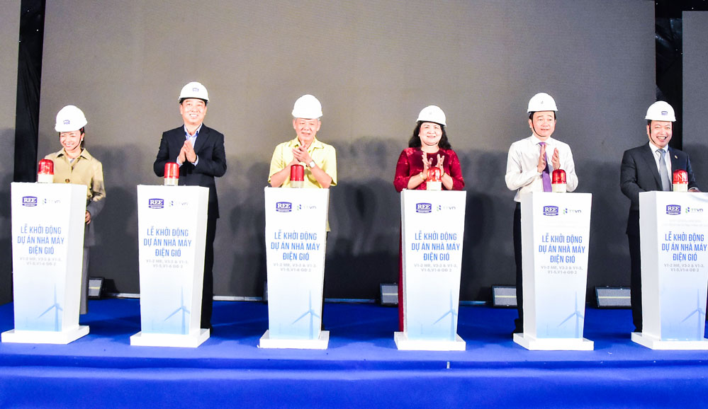  Lãnh đạo tỉnh và nhà đầu tư thực hiện nghi thức khởi động dự án.