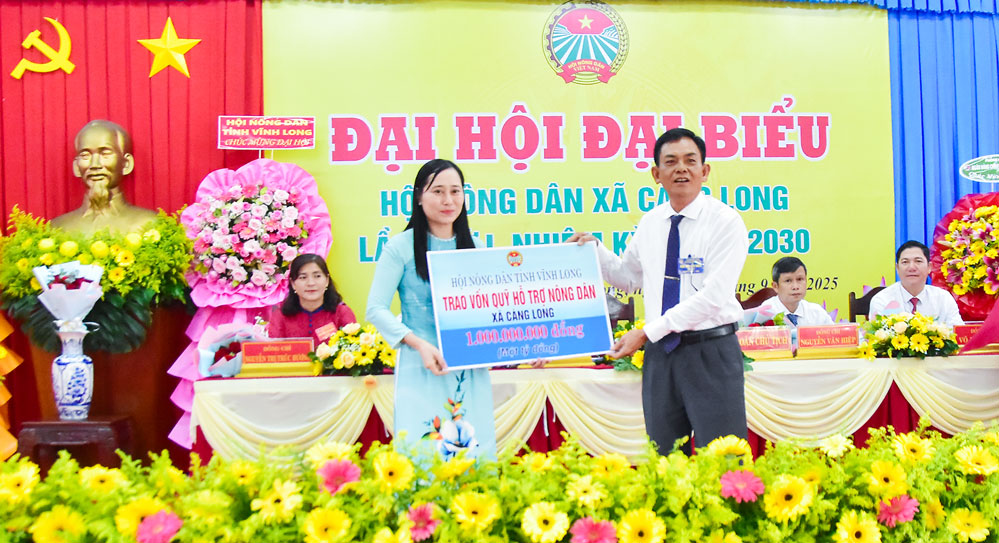 Đồng chí Nguyễn Văn Dũng- Tỉnh ủy viên, Chủ tịch Hội Nông dân tỉnh trao vốn Quỹ Hỗ trợ nông dân xã Càng Long 1 tỷ đồng.